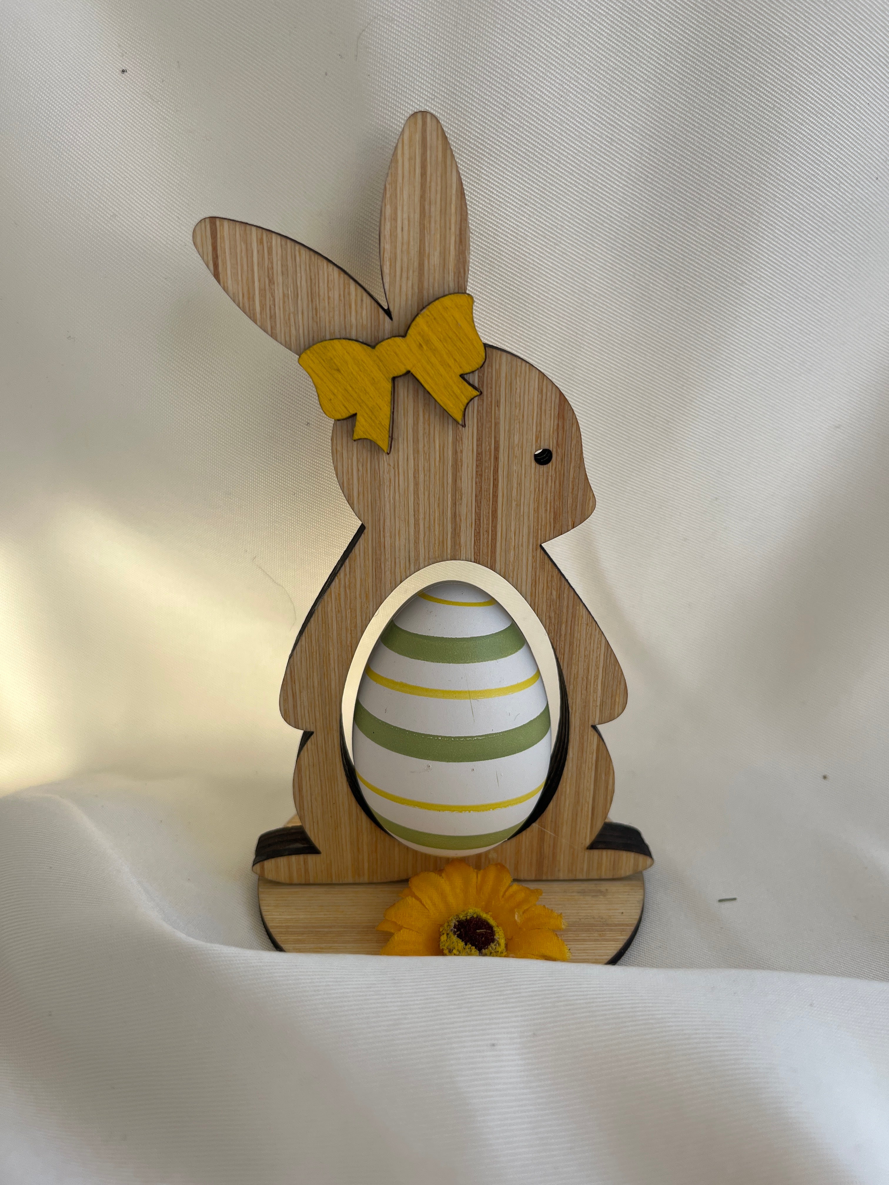 Pâques - lapin avec oeuf
